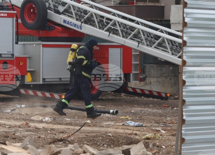 Сухи треви горят в квартал „Димитър Миленков“ в София, няма пострадали хора и опасност за обекти