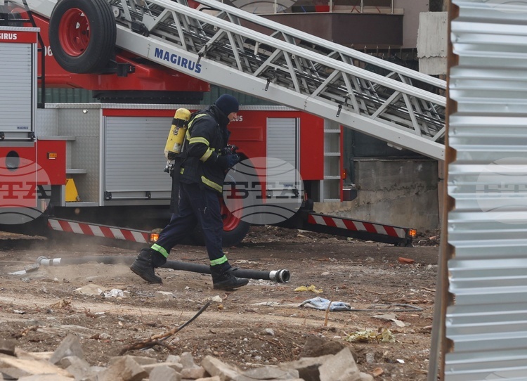 СподелиВ квартал Димитър Миленков в София се разгарят сухи треви