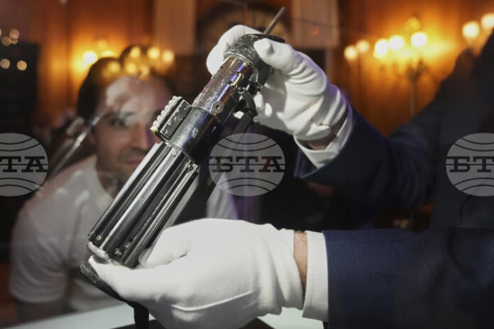 Светлинният меч на Дарт Вейдър е изложен в Лондон преди Светлинният меч на Дарт Вейдър е изложен в Лондон преди предстоящ търг