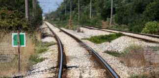 Товарен вагон е дерайлирал в района на промишлена зона "Искър" в София, съобщиха от полицията