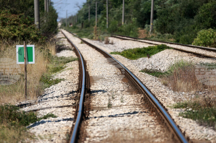 Товарен вагон е дерайлирал в района на промишлена зона "Искър" в София, съобщиха от полицията