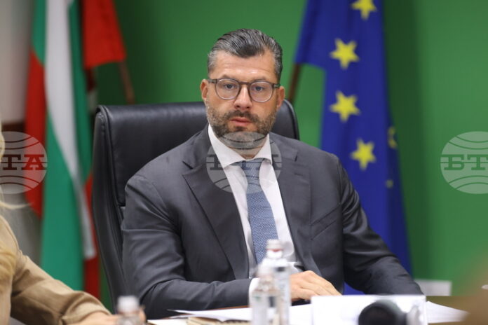 Туризъм
                                                                                                Туризмът ще е секторът с най-видими ефекти от приемането на еврото, каза зам.-министърът на финансите Методи Методиев