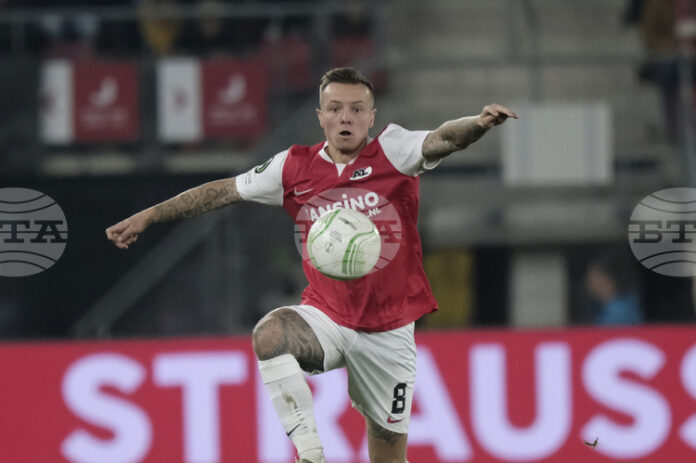 Участието на капитана на АЗ Алкмаар в първия мач от Участието на капитана на АЗ Алкмаар в първия мач от плейофите на Лигата на конференциите срещу Левски в София е под съмнение