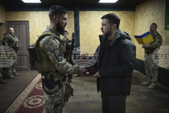 Украинският президент Зеленски посети фронтовата линия в Харковска област; каза, че за Русия се бият наемници от Азия и Африка