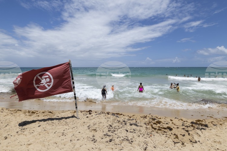 СподелиУраганът Ерин е понижен до трета категория но все още