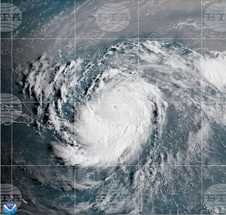 СподелиУраганът Ерин се е усилил до четвърта категория съобщават от