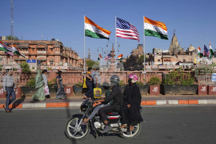 В Индия се увеличават призивите за бойкот на американски компании след обявените от Тръмп мита за индийски стоки