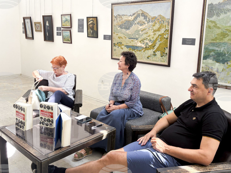 СподелиВ Художествена галерия Проф Васил Захариев в Самоков бяха представени