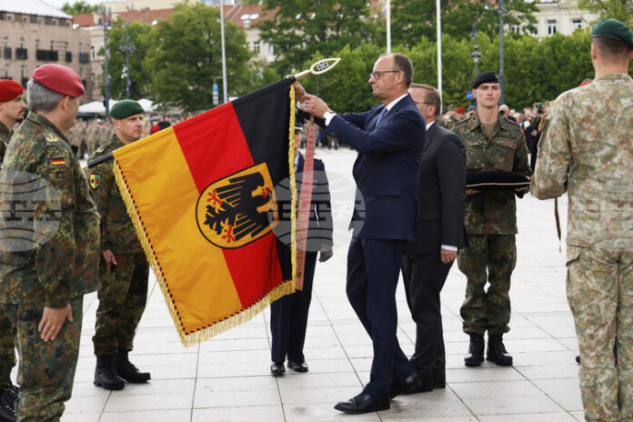 В управляващата коалиция в Германия няма разногласия по възможността за евентуално връщане на военната служба, заяви Мерц