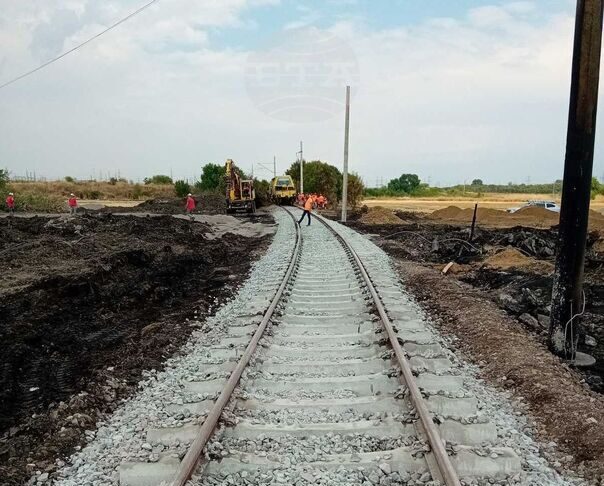 Възстановено е движението на влаковете в участъка Любеново – Симеоновград след инцидента, при който се обърнаха и горяха цистерни с гориво
