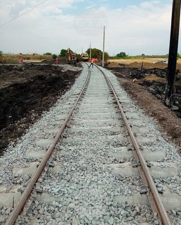 СподелиДвижението на влаковете в участъка между Любеново и Симеоновград е
