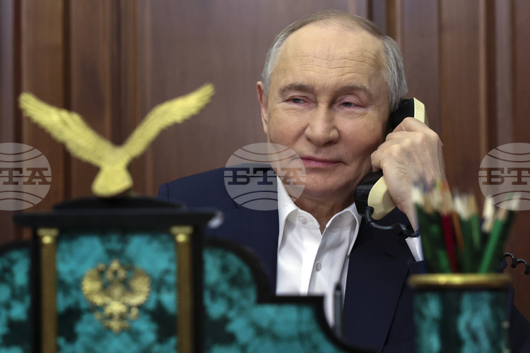 СподелиПрезидентът на Беларус Александър Лукашенко проведе телефонен разговор с руския