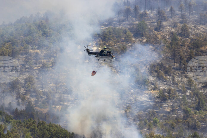 Военен хеликоптер "Кугър" се включи в гасенето на пожара в района на Харманли
