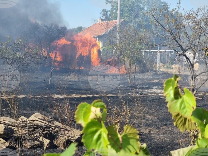 Военнослужещи се включват в гасенето на пожара в района на Българово