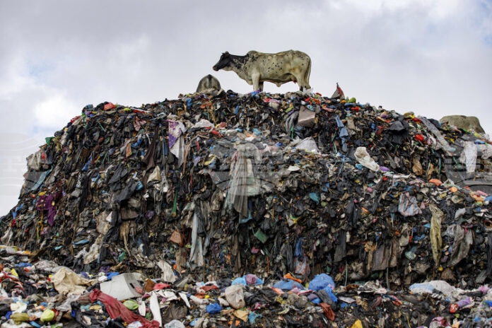 Всяка година на боклука попадат дрехи, които могат да запълнят 200 футболни стадиона, посочва в свой анализ "Бостън кънсълтинг груп"