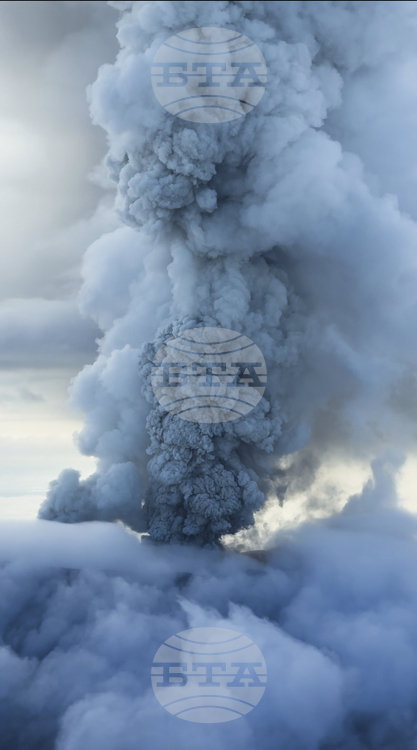 СподелиВулкан на полуостров Камчатка в Далечния изток на Русия изригна