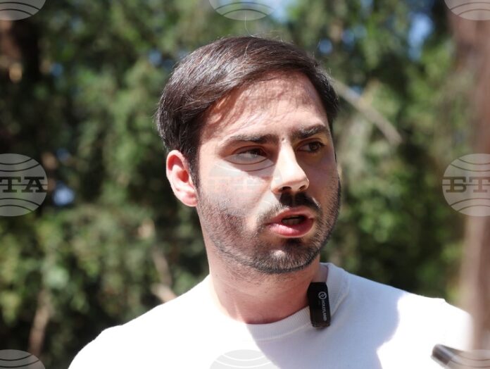 Започнахме премахването на опасна растителност в парк "Врана", съобщи областният управител