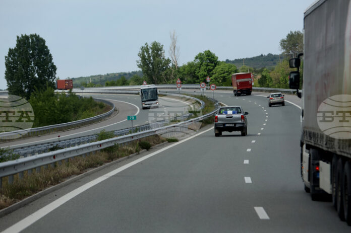 Започват дейности за подобряване на отводняването в участъка между 25-и Започват дейности за подобряване на отводняването в участъка между 25-и и 37-и км на автомагистрала "Струма", АПИ апелира за внимателно шофиране
