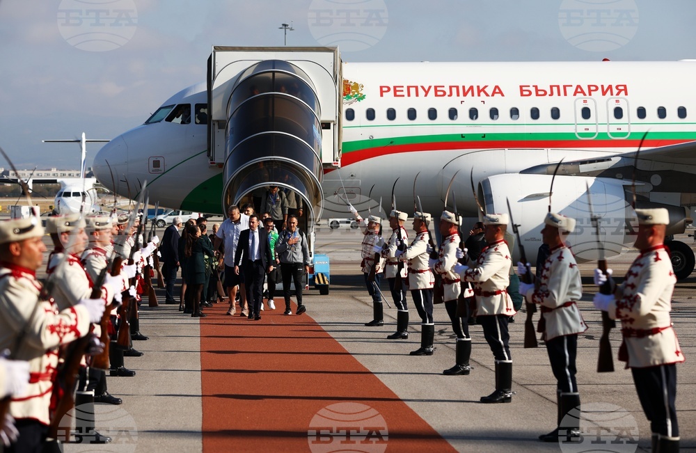 Волейболните национали на България се завърнаха у дома и бяха посрещнати с червен килим на летище "Васил Левски"
