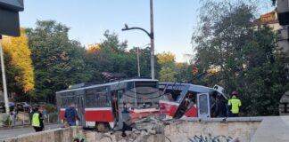 Трамвай дерайлира, удари коли и се вряза в подлез до Румънското посолство