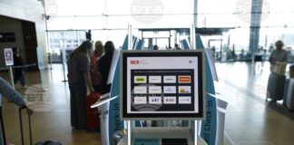 Пътници на летището в Берлин, където кибератаката е причинила закъснения