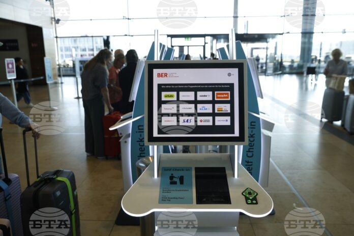 Пътници на летището в Берлин, където кибератаката е причинила закъснения