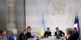 Премиерът на Белгия Барт де Вевер, председателят на ЕК Урсула фон дер Лайен, премиерът на Полша Доналд Туск, президентът на Финландия Александер Стуб, президентът на Украйна Володимир Зеленски и френският президент Еманюел Макрон на срещата на "Коалицията на желаещите" в Париж, 4.09.2025 г.