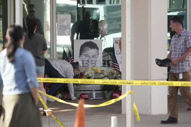 СподелиЧарли Кърк инфлуенсър  и подкастър консерватор и лице на онези