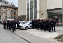 Полиция пред централата на ДПС - Ново начало