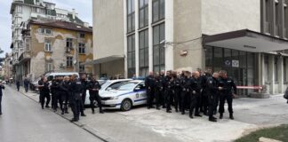 Полиция пред централата на ДПС - Ново начало