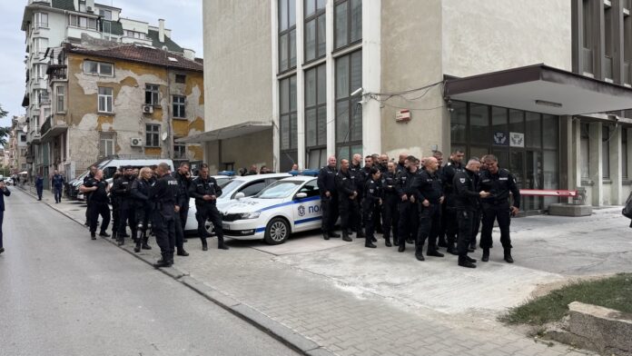 Полиция пред централата на ДПС - Ново начало