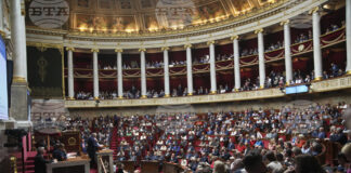 Франсоа Байру говори преди вота на доверие днес в парламента, който той изгуби.