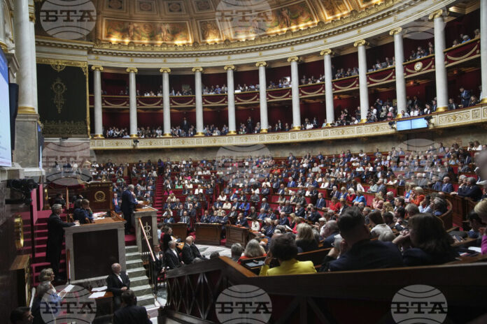 Франсоа Байру говори преди вота на доверие днес в парламента, който той изгуби. Франсоа Байру говори преди вота на доверие днес в парламента, който той изгуби.
