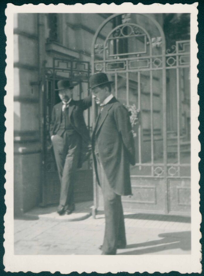 77K_4_1654_001 Симеон Радев, пълномощен министър в Букурещ, и секретарят на Българската легация Димитър Гошев пред сградата на легацията. Букурещ, 10 май 1914 г. ЦДА, ф. 77К, оп. 4, а.е. 1654