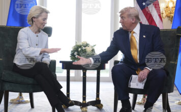 Защо ласкателствата към Тръмп не спасяват Европа и Украйна Председателката на ЕK Урсула фон дер Лайен на среща с президента на САЩ Доналд Тръмп в Шотландия