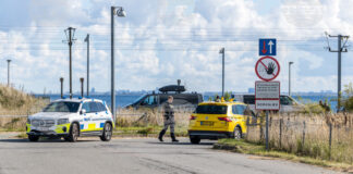 Полицаи на датската служба за сигурност и разузнаване (PET) край летището на Копенхаген