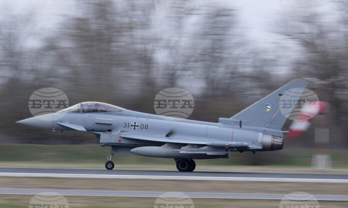 Германски изтребител "Юрофайтър" излита от военновъздушната база "Нойбург" Германски изтребител "Юрофайтър" излита от военновъздушната база "Нойбург", 26 февруари 2024 г.