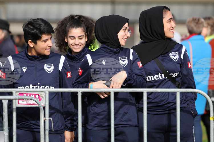 СподелиЖенският отбор на афганистанските бежанки ще дебютира на международен турнир