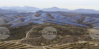 АФП: Китай покрива пустините със слънчеви панели, за да захранва икономиката