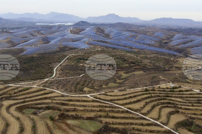 АФП: Китай покрива пустините със слънчеви панели, за да захранва икономиката