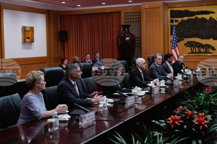 Американски конгресмени провеждат необичайни разговори с китайския министър на националната отбрана