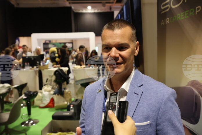 Авиацията се развива бързо, в следващите 20 години трафикът ще се удвои и ще има нужда от кадри, каза за БТА пилотът Марио Бакалов