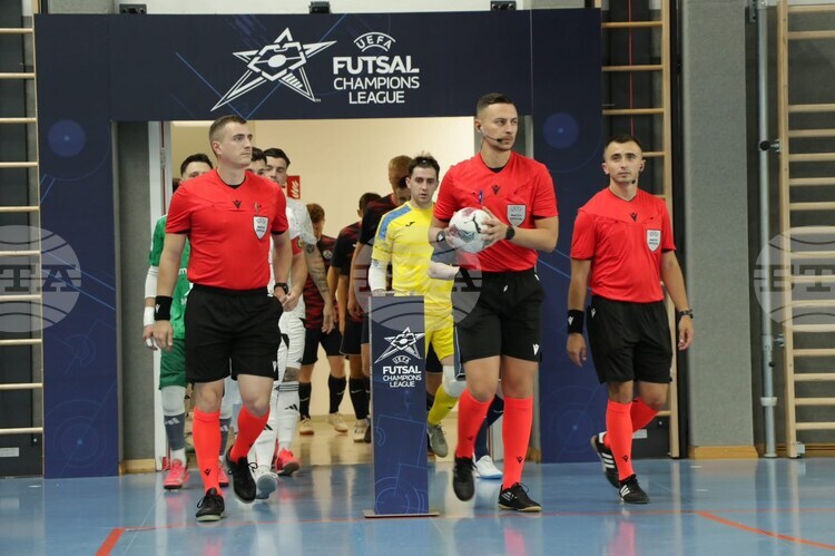 СподелиБългарските футзал съдии отново получиха високи оценки от УЕФА за