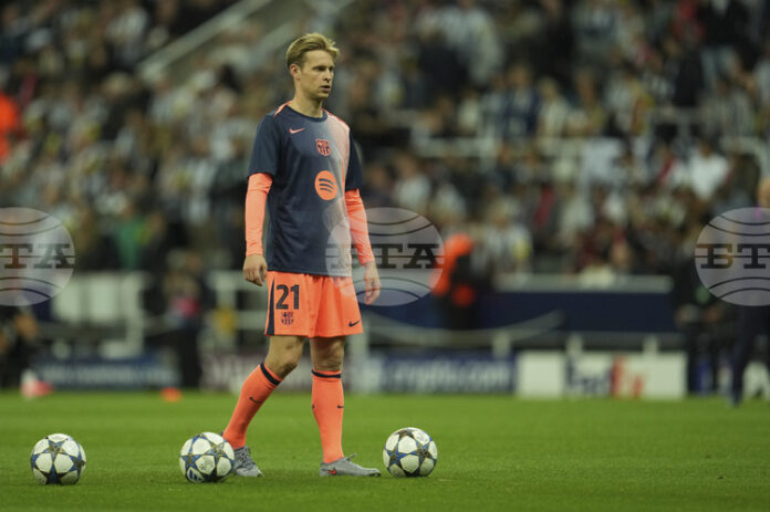 Барселона води преговори за нов договор с Френки де Йонг