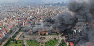 Дим се издига от сграда на непалския парламент