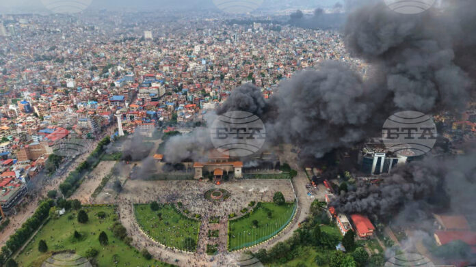 Дим се издига от сграда на непалския парламент