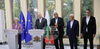 Председателят на Европейската комисия Урсула фон дер Лайен и премиерът Росен Желязков посетиха ВМЗ-Сопот и обсъдиха приноса на България за сигурността на Европа