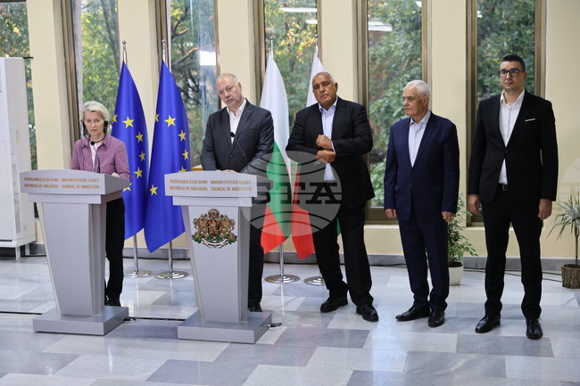 Председателят на Европейската комисия Урсула фон дер Лайен и премиерът Росен Желязков посетиха ВМЗ-Сопот и обсъдиха приноса на България за сигурността на Европа Председателят на Европейската комисия Урсула фон дер Лайен и премиерът Росен Желязков посетиха ВМЗ-Сопот и обсъдиха приноса на България за сигурността на Европа