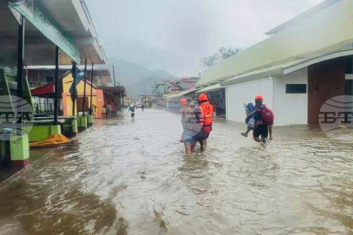 Броят на загиналите при преминаването на тропическата буря "Буалой" през Филипините достигна 11 души