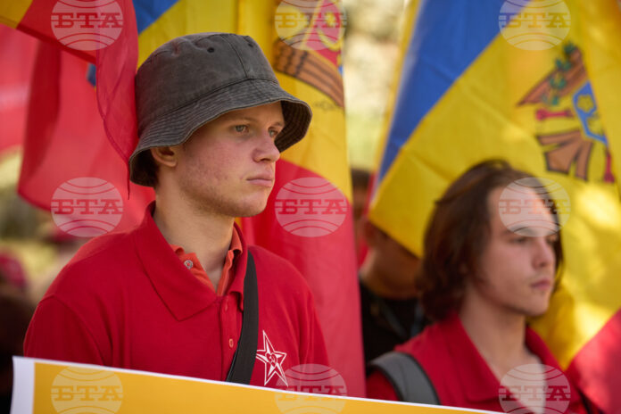Млади хора на митинг на Патриотичния блок в Кишинев, Молдова